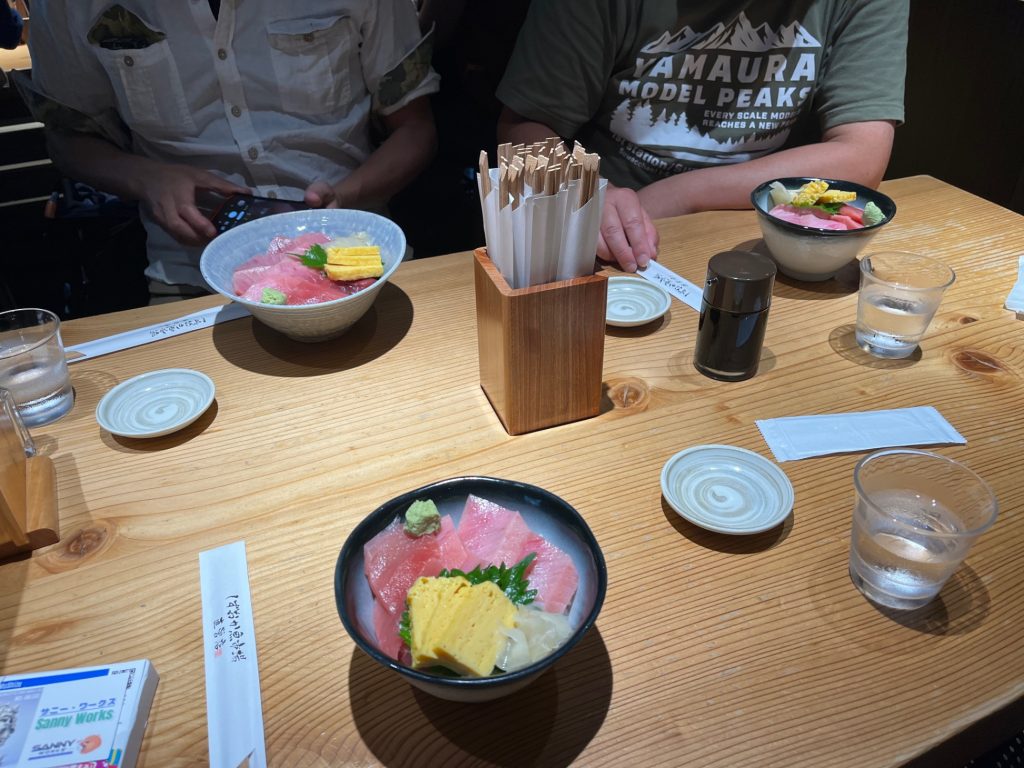 「オヤジGUN」さんと「サニーワークス」さんとでマグロ丼でランチです。ミナミマグロの中トロです🤤三人とも静岡県民です。