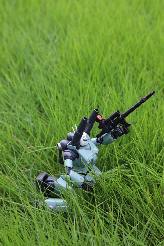 草むらから狙撃するガンキャノン