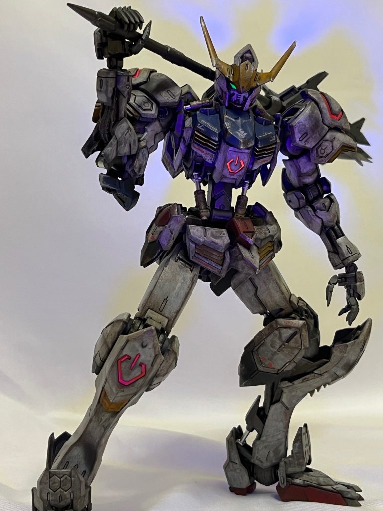 外装はエセ清水式筆塗りで汚れた感じに。ガンダムフレーム大戦から稼働しているけども、技術の力で今も朽ちるとこのない輝きだろう。ということで、ガンメタ+半光沢クリアそして、リンゴマークはそのエネルギーを受けて光っているんだろうということで、蛍光クリアピンクを吹いてテカテカに。