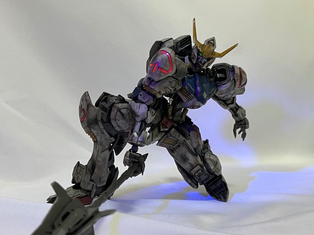 キットの稼働がめちゃめちゃ良いので色んなポーズもできます。メイスをぶん回した感じにしたかったんですがどうしたもんか…