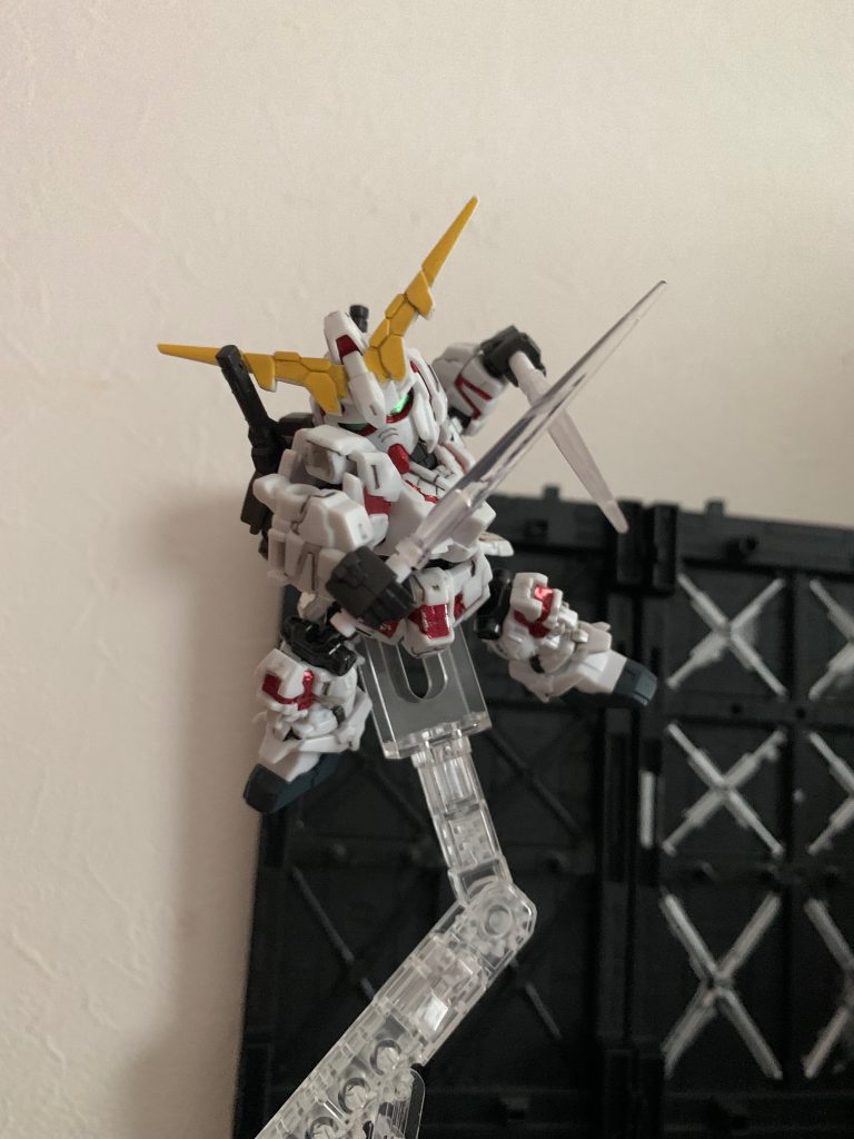 ガチャの武器を持たせて。意外と似合う！