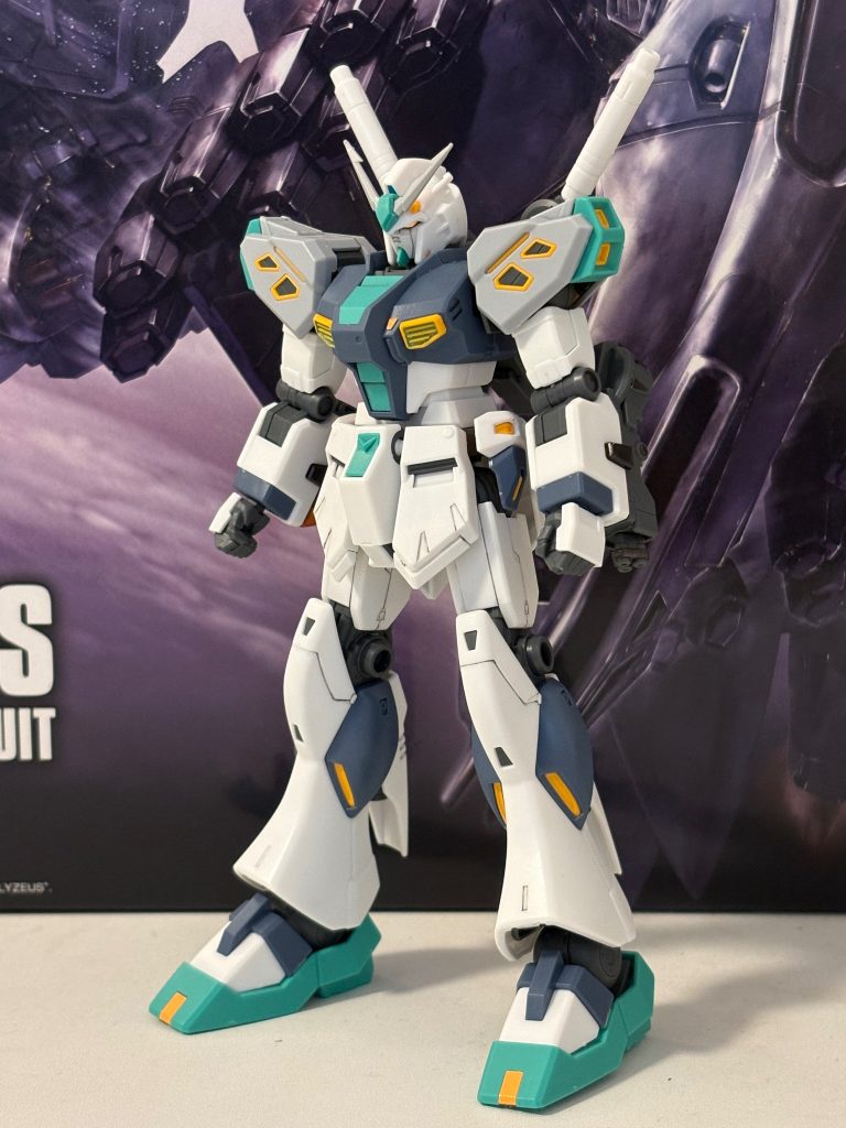 まずは話題になった量産型νガンダムから。肩部アーマーの色分けが秀逸ですね。つま先は可動せずですが、フライトユニットの中に組み込むことを考えれば納得。将来的には単体でキット化されそうですね。