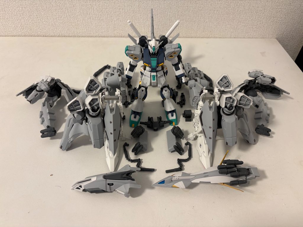 アリュゼウスへ組んでいく前に、量産型νガンダムとフライユニットを並べてみました。差し替えのパーツも含んでますが、凄まじい物量です。