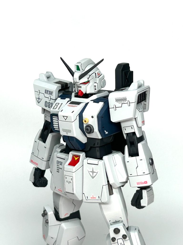 陸戦型ガンダムと言えばトリコロールに汚しを入れた塗装がポピュラーですが、綺麗な色の陸戦型ガンダムも見てみたいなーと思ってこんな白色メインの塗装になってしまいました。見慣れれば悪くないと、思い込んでます。