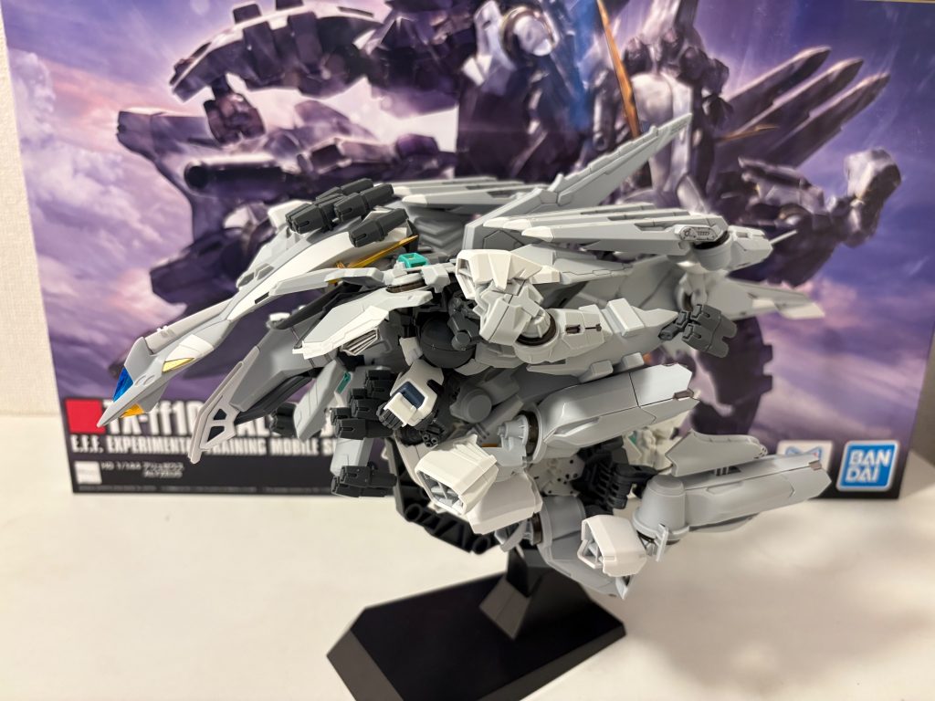 最後はフライトフォームで。付属のディスプレイベース以外では耐えられないのではないかと思うくらいずっしりしています。MS形態だと全方向に大きく感じますが、フライトフォームだと部品の密度が上がり、前後に大きく見えますね。