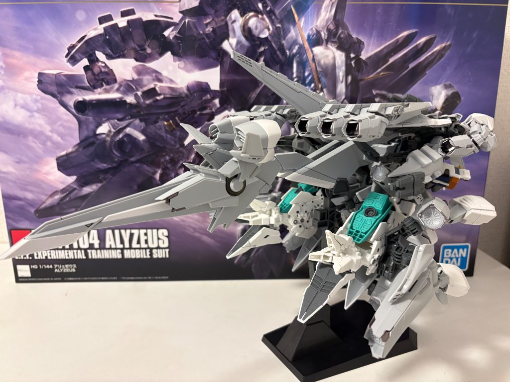 後方からのごちゃごちゃ感が兵器感を強くします。今回はこのフライトフォームでキルケークスィーガンダムと対峙させて飾ろうと思います。最後までご覧いただきありがとうございました！次回は2回目のリアルグレードの予定です。