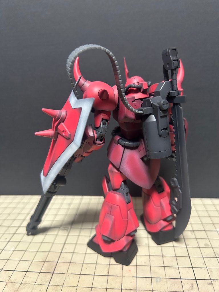 さらにグフカスタムに装備してあるヒートサーベルをシステムウエポンセット004にて、シールドには収納出来なかった為背面タンクにマウント。