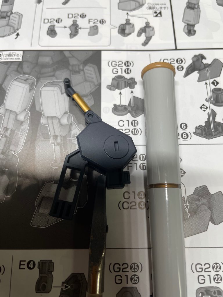 余談ですがこのダイソーの水性ペン、めっちゃイイですよ〜👍今作成途中のグスタフ･カール００型、基本色、を吹いてその上から使ってみましたが、めっちゃ発色良くてキレイに色が載りますよ〜因みにゴールドイエローだったかな？2本セットでもう1本はブラックメタリックっぽいやつです。&nbsp;&nbsp;