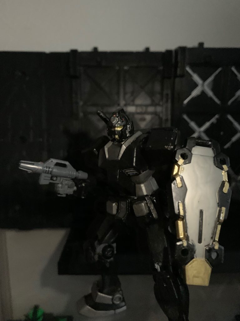 武装頭部バルカン×1ビームスプレーガン×1シールド×1ビームサーベル×1（このように武装が少なく、長期戦には不利な機体。）
