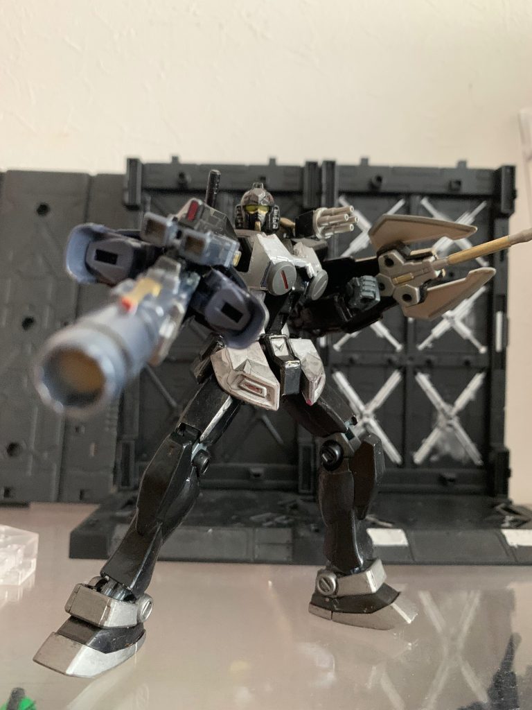 ジムグラーヴェブラックのフルアーマー形態。武装が増えたため長期戦にも対応できる様に。さらに防御に特化した装備も多く、常に前線に出て戦える。