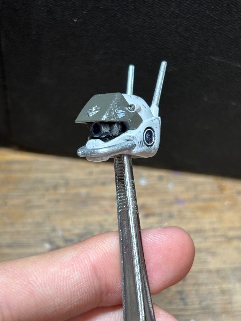 中はジムコマンドのカメラアイを参考に作りました。