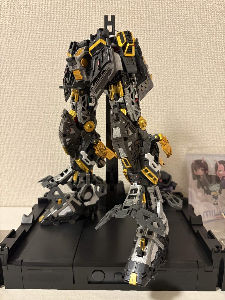 つま先のクローパーツはゴールド＋クリアイエローで塗装しています。他のイエローパーツも同様に作業する予定です。部品の量が桁違いに多く、しかも大小様々。説明書を1ページ進める毎に組み違い、漏れが無いか慎重に進めていきます。