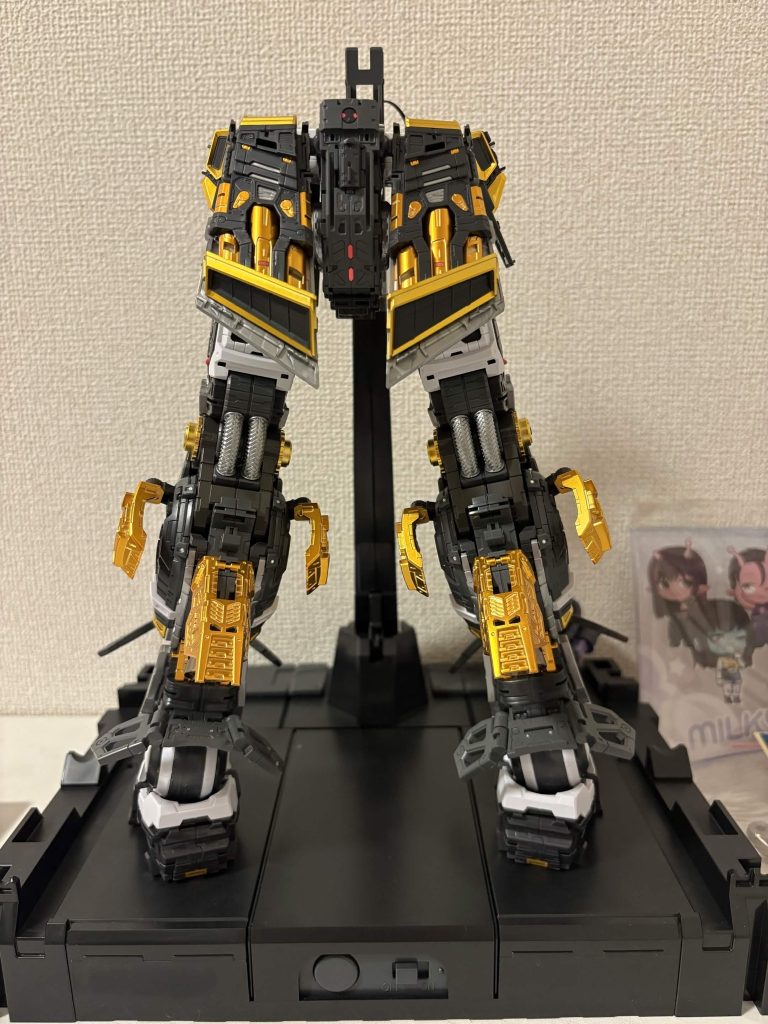 リアスカートフレーム。ゴールドメッキパーツが多く、ギラギラしていてかっこいいです。膝裏のパイプパーツのメッシュ加工が本当に美しいですね。やはりネオシズオカにあるアナハイムへ偵察へ行くべきでしょうか。