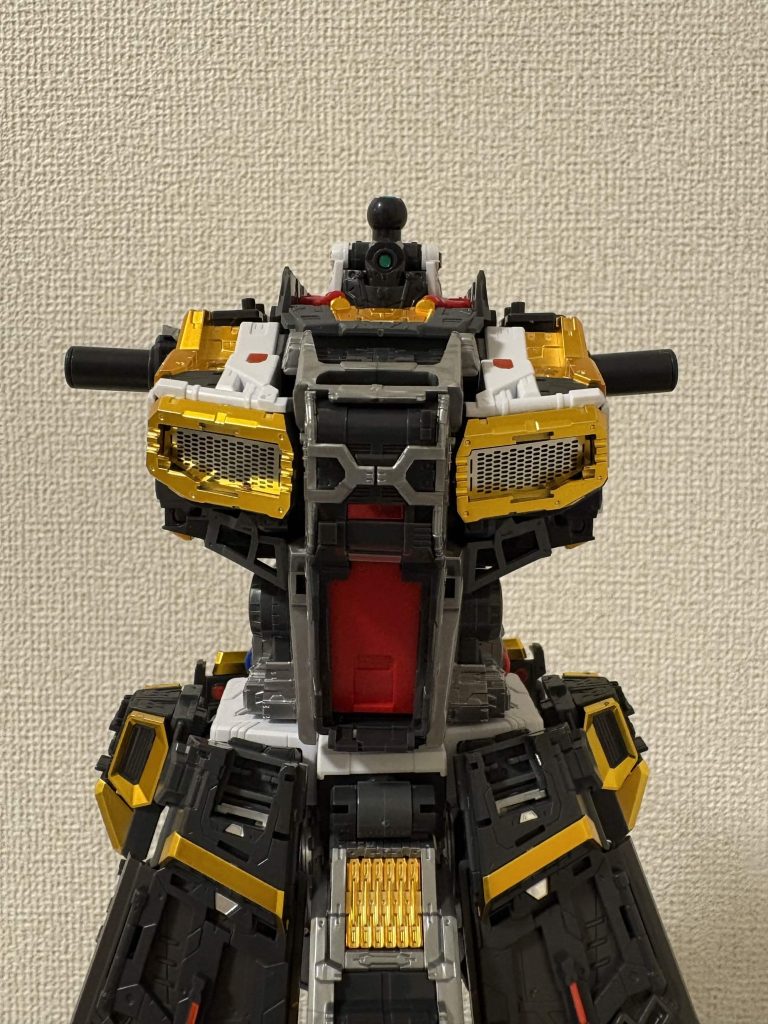 胸部フレーム。ここは結構複雑で、説明書を見ていても「コレは胸部のどこになるの…？」と思ってしまいます。また、胸部に限らずあらゆる接続が頑強で硬く、特に膝や股関節は渾身の力を込めないと入っていきません。破損させても怖いので、軸を少し削るなどの工夫を適宜行って進めていきました。