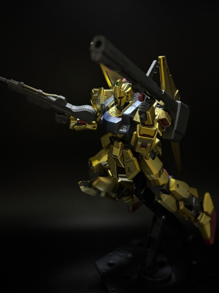 クレイバズーカ。グリップが稼働するので、肩に担ぐのも簡単です。Ζ系の武器って長めでスタイリッシュですよね✨