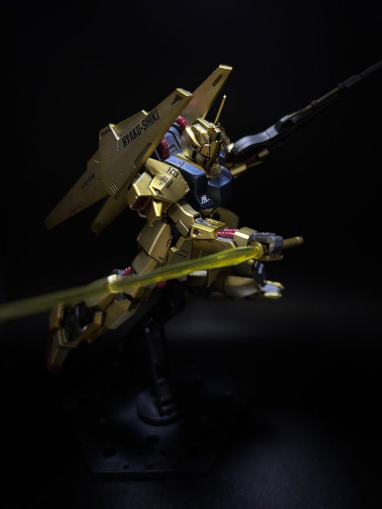 ビームサーベル。公式の商品ページのポージングを参考にしました(zaku-kao6)切りつけながら飛び去って行く感じですかね😳