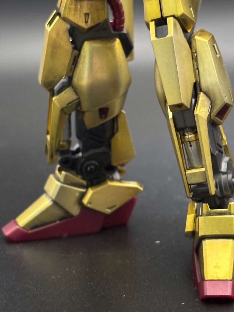 脚部の様子。脛の部分のシリンダーをガンダムマーカー ガンダムシルバー、ホワイトゴールドで部分塗装。剥き出しの内部フレームがカッコいいですね✨ウェザリングも各所いい感じの雰囲気出てますかね？
