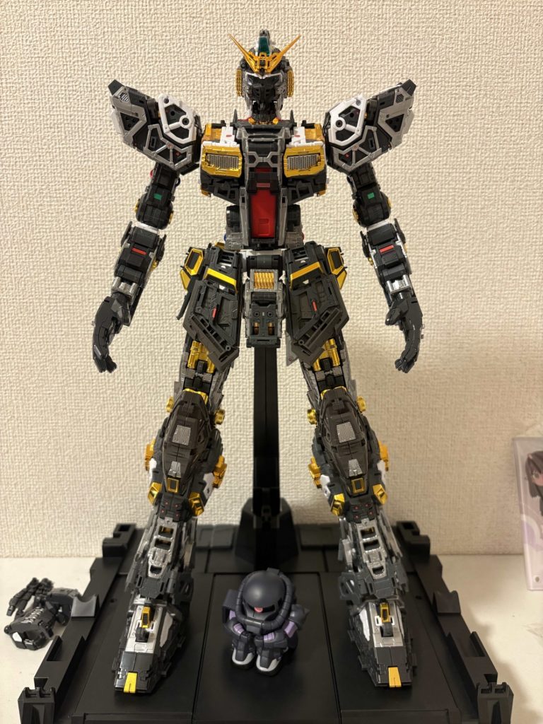 腕部、頭部を組んでフレーム全体＋待ちぼうけ黒ザク。さすが1/60、大迫力ですね。これにさらにフィンファンネルもあるのか…。全体的なスタイルは設定上のνガンダムに近いのかな？脚が長く、頭が小さめといった印象です。