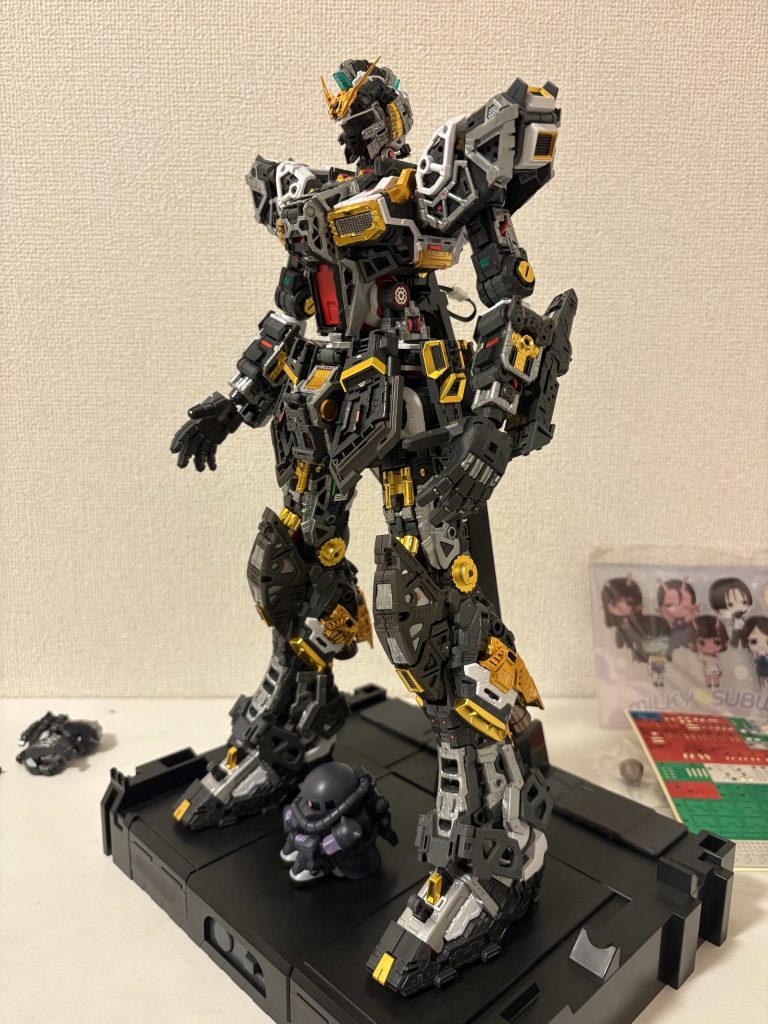 製造時の個体差なのかもしれませんが、手首ジョイントがびっくりするくらい硬いです。手首をロールさせると、「ミシミシ」「メキメキ」「バキバキ」と…。結果、ジョイントが一本折れています。再販も現状なさそうなので、気長にまちます…