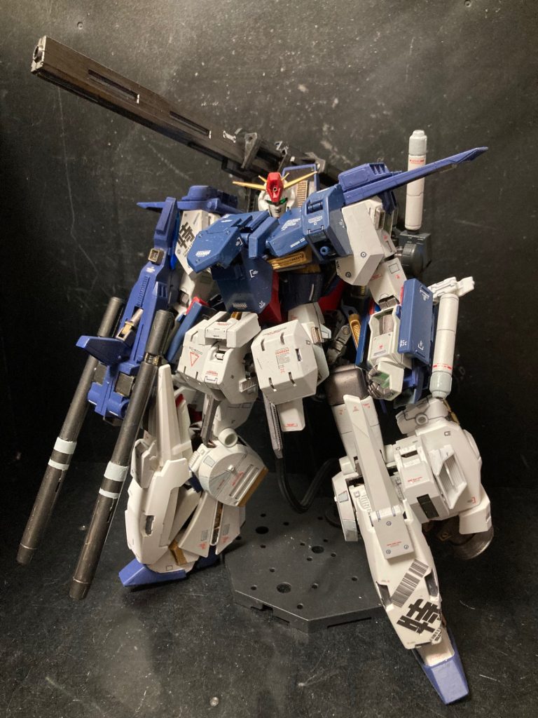 全景。ジャンクの境界線機の機体をベースにZZガンダム&nbsp;用のFAパーツを作りました。もちろん脱着可能です。各部にネオジムを入れてあるので、簡単に脱着できます。肩のビームランチャーはまんま、デュエルガンダム&nbsp;から流用です。