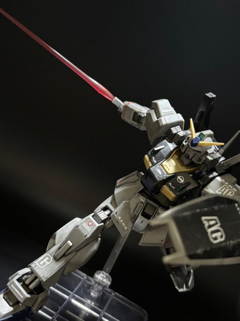ビームサーベルで突貫❗️駆け抜けてる感じ出せてますかね？？このキットもベースはリバイブ版のMK-Ⅱなので、可動範囲は広い方です✨バシバシポーズが決まります(gundam-kao6)