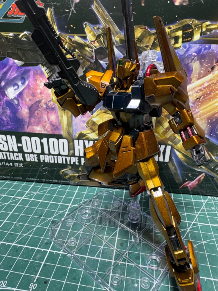 ガイア製EVブラックサーフェスで下地。EXゴールドとガンメタ混ぜて中塗り、トップコートはクリアーオレンジとクリアーイエローを混ぜたもの。そして更にファイナルトップコートとして、クリアーイエローを塗布しました。