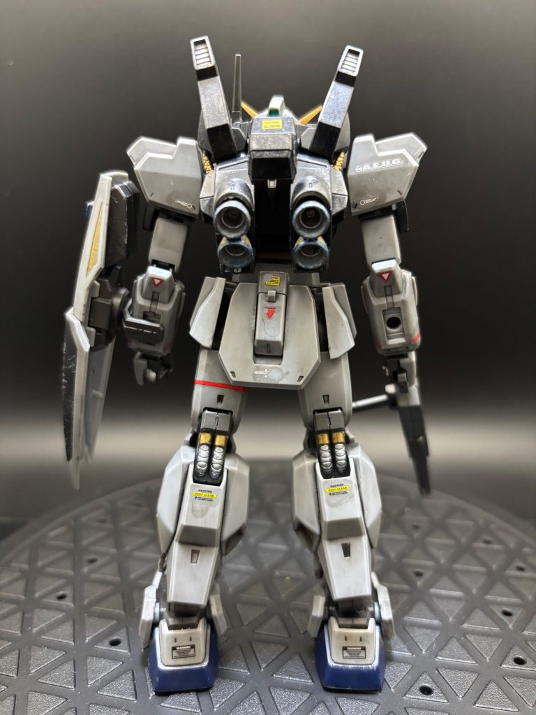 背面です。バックパックのビームサーベル格納部分のスラスターは少しだけ可動します。MK-Ⅱのバックパックの形状が個人的に好きなんですよね(gundam-kao3)&nbsp;