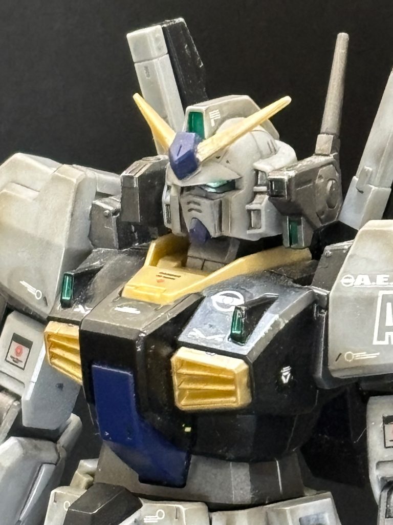 顔のアップ。カメラアイ、センサー部分はガンダムマーカーのガンダムメタグリーンで部分塗装🖌️バルカンポットは着脱可能です。付けてると首の可動が40%くらいダウンしますwそれでも付けてる方が僕は好き❗️