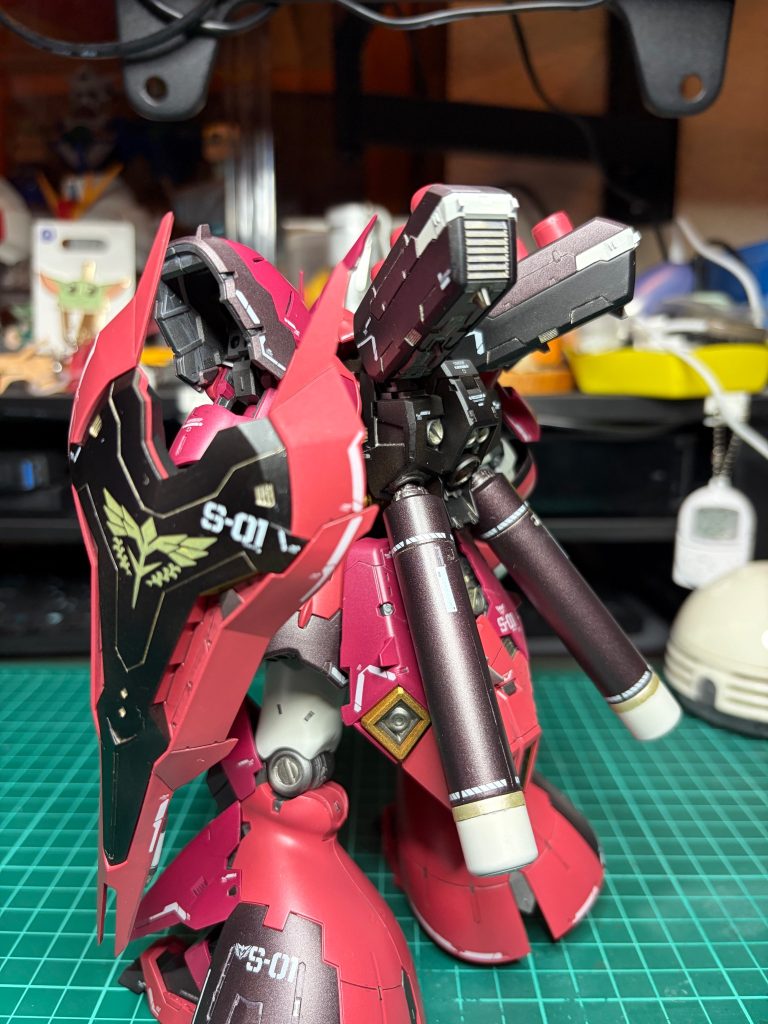 左サイド背面シールドがプリズムブルーブラックで、プロペラントタンクが調合したチャコールブラック。ファンネルラックは開閉部と基部を塗り分けてます。