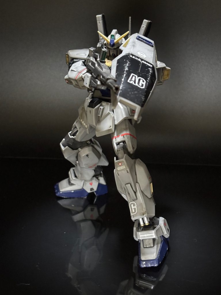ポージングさせていきましょう✨まずは定番だと思っているライフル両手構え(gundam-kao3)今回から撮影に小道具を追加したんです✌️100均の透明カラー下敷き（黒）を敷いてリフレクションシートにしてみました。床面に機体が映り込んでいてカッコよさが増してます(zaku-kao2)トップ画像にも使ってますが、どうでしょうか？僕がフォローしているHAL-MALさんに教えていただき、早速購入して使って見ました。GANSTAの輪最高です‼️上手く反射させるポイントは光源の調節のようです。僕はいつも黒背景で光源絞って撮影しますが、暗すぎると上手く映り込まないので、普段使わないリフレクター片手にシャッター切ってます（側から見たらシュールな光景ですw）