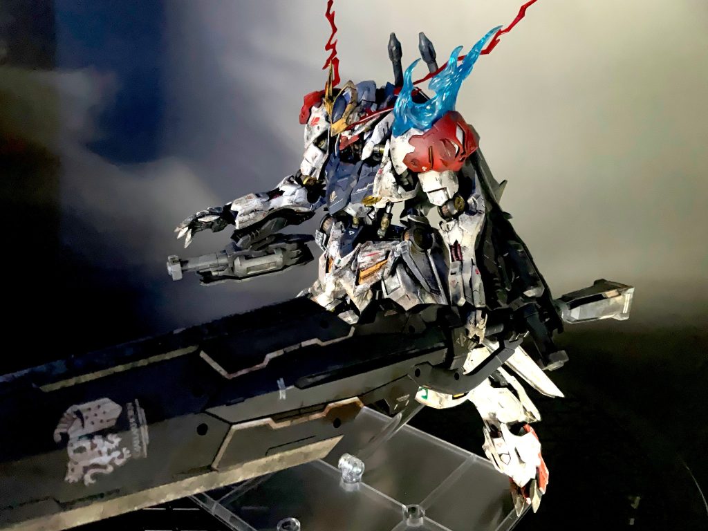胸部や腰まわりの装甲、フレームの細かな塗り分けがよく見える角度です。白い装甲に重ねた傷や汚れの表情と、赤・青のエフェクトによる色の対比がいいかんじにできたかと思います