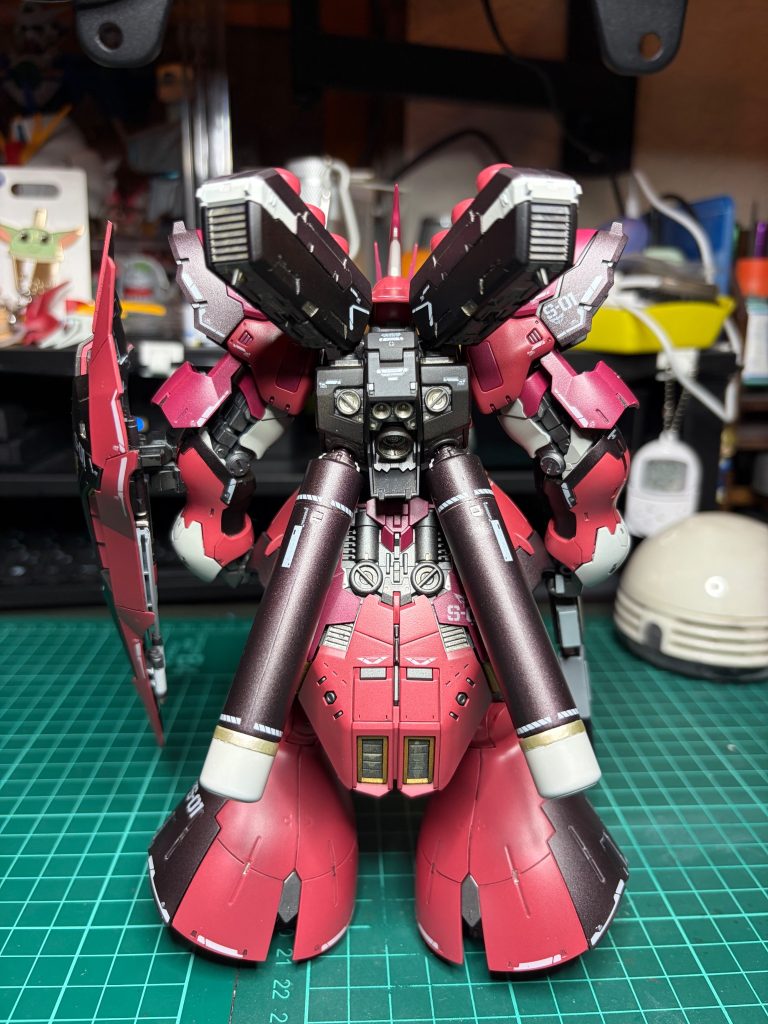 背面。ガンダム系とは違って、足が大きいので接地性が非常に高い。足の可動域のおかげもあるでしょうが、安定して飾れます。