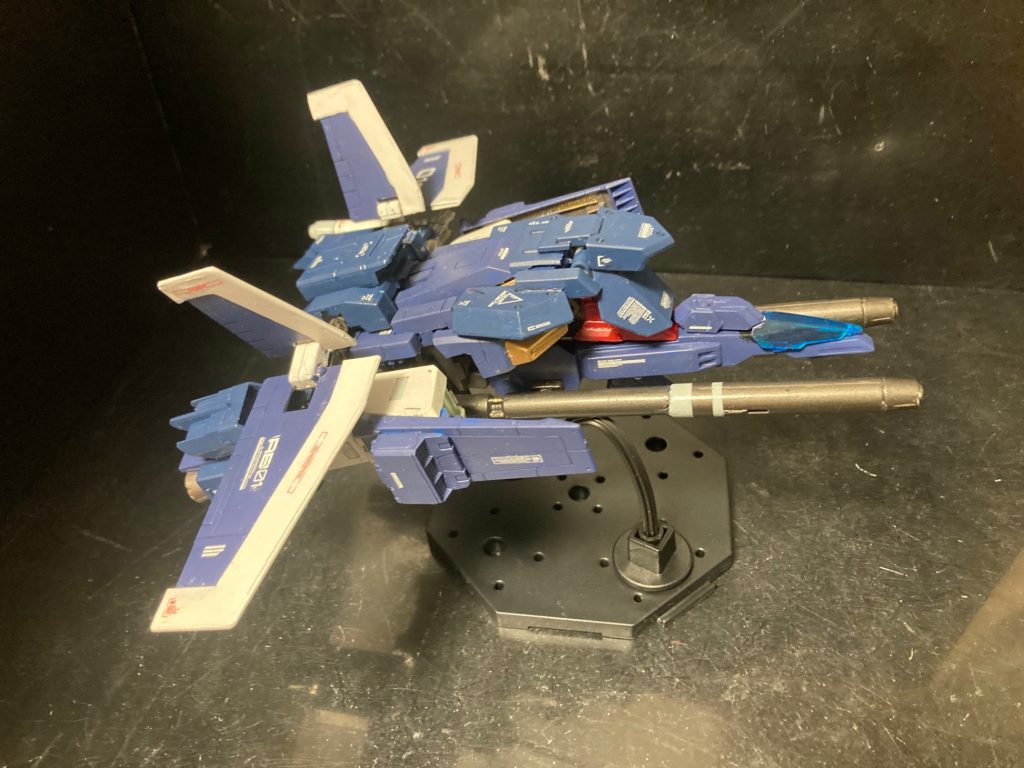 コアトップ。ZZガンダム&nbsp;は可変機構が難しくないので、FA状態から分離可変も可能です。羽根ユニットは腕ではなく背面FA装甲パーツに接続されてます。MS時はバックパックとの間に隠れてます。