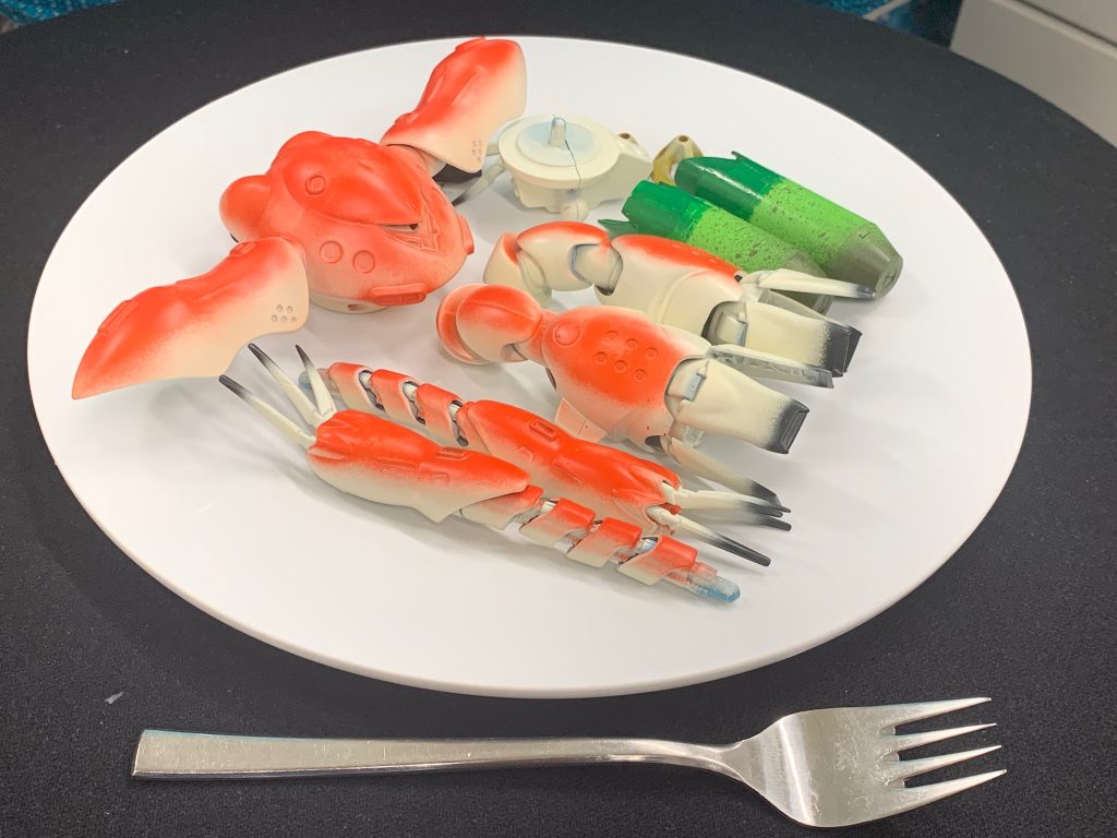 解体して皿に乗せて、付け合わせの野菜が付いて