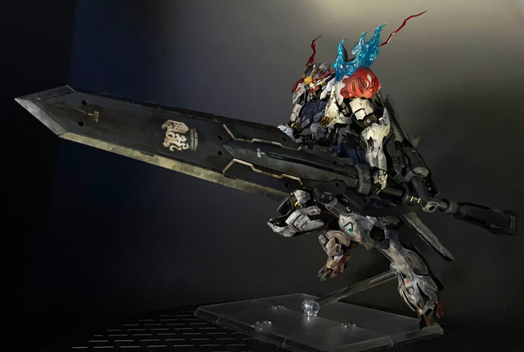 巨大なソードを構えた、バルバトスルプスらしい荒々しさを前面に出した一枚です。黒立ち上げからウェザリングまで、とにかく時間をかけて一つひとつ丁寧に仕上げました。拡張パーツによる迫力と、戦い抜いた機体の重厚感を感じてもらえたらうれしいです。