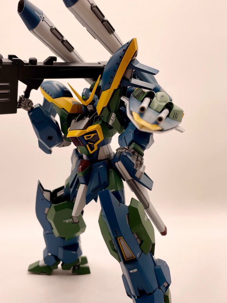 115mm2連装衝角砲「ケーファー・ツヴァイ」&nbsp;旧キットの武装をベースに、砲身を延長。さらにシールド裏側のパーツをミキシングすることで、情報量を増やし、密度感アップを目指しました。