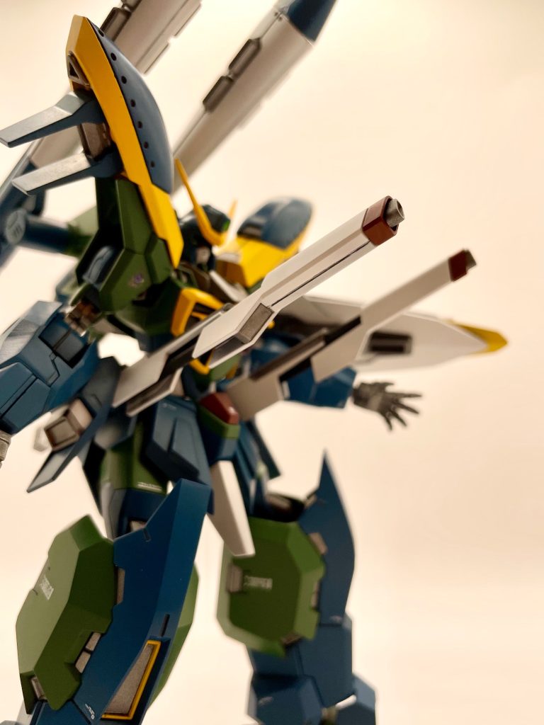 MMI-M2020 ヴァイパー3 レールガン&nbsp;ライジングフリーダムのレールガンをベースに、カラミティ用としてミキシングしました。砲身中央がスライドして伸長するギミックがお気に入りで、「これはぜひ装備させたい！」と思い追加武装として採用しました！