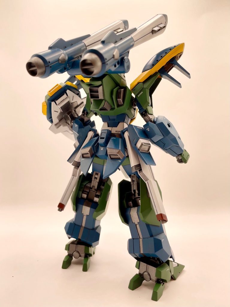 旧キットのカラミティガンダムを、「もしSEED FREEDOMに登場するとしたら、どんな姿になるだろう？」と妄想したことが製作のきっかけでした。単純に関節やプロポーションを現代風へ改修するだけでは物足りなかったため、各部をミキシングし、武装も大幅に強化！ただのリメイクではなく、改修機として「カラミティガンダム弐式」へ生まれ変わらせました。関節色にはアイアンカラーを採用しましたが、これが予想以上にメカニカルな雰囲気を演出してくれました。中でもお気に入りは背面からの立ち姿！大型バックパックと重厚なシルエットが、一番映えるアングルだと思っています。