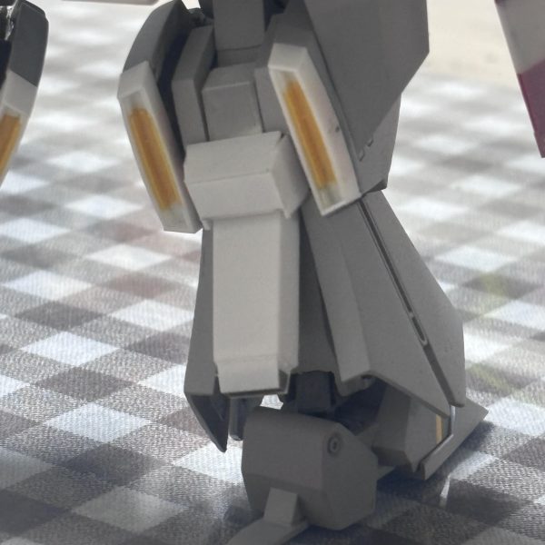 MGフルアーマーZZ verカトキにHGUC ZZを寄せて行こうの第19週（〜7/5)です。ひたすら表面処理してました💦終わらない笑。後ろ姿が少し変わったので久しぶりの投稿。バックパックのバーニアを2列化。尻尾？を自作。ふくらはぎのスラスターも自作しました。バックパックの合わせ目消しするのに羽とかミサイルポッドのハッチを後ハメ化してます。まだまだ傷と巣が消せてませんが気分転換に胴体の改造に入ります👍&nbsp;（3枚目）