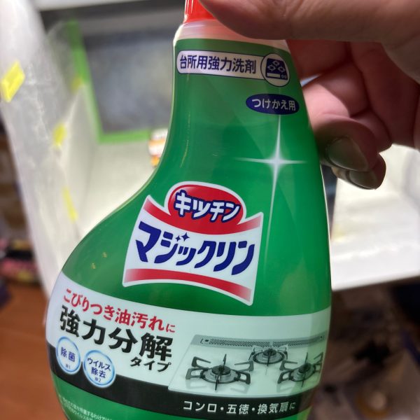 毎日暑いですねぇ💧通勤も結構きついですが、皆さん熱中症気をつけましょうね💦久しぶりに制作レポートを書いていくことにします❗️先日、大型模型店に行ってきました✨最近食玩に興味があるので、探してみると…ありました👀✨MOBILITY JOINT(gundam-kao6)今回はガンダムバルバトス（第1形態）とEXパーツを買ってきました👍開封すると、まぁ発色の良い成型色✨今回は足りない色を部分塗装、成型色ウェザリングで仕上げたいと思います❗️初めてなので丁寧に作ります。とりあえず離型剤を落とすためにタッパーにマジックリンと水を入れてジャブジャブ洗います💦（3枚目）