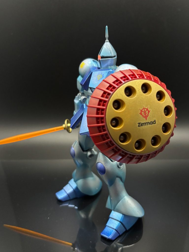 左側面です。シールドのカラーリングもガンダムマーカーで。メタリックレッド、ガンダムゴールド。ハイドボンブはヘビーガンメタリックで塗り分け✨