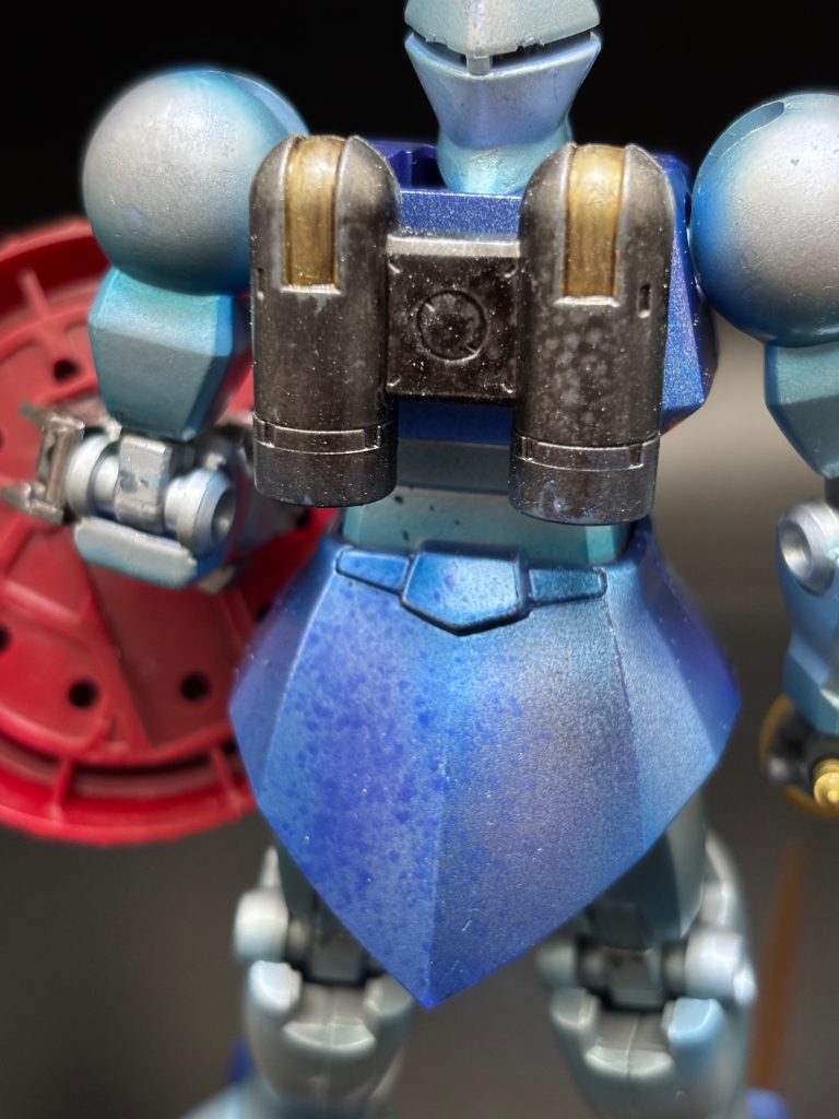 背面のバックパックはガンダムゴールドとヘビーガンメタリックで塗り分け。半光沢トップコートかけた時の塗りムラは狙ってませんでしたが、鋳造感が出てると思うことにします。うん。結果オーライw