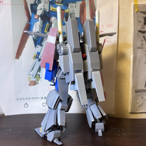 MGフルアーマーZZ verカトキにHGUC ZZを寄せて行こうの第19週（〜7/5)です。ひたすら表面処理してました💦終わらない笑。後ろ姿が少し変わったので久しぶりの投稿。バックパックのバーニアを2列化。尻尾？を自作。ふくらはぎのスラスターも自作しました。バックパックの合わせ目消しするのに羽とかミサイルポッドのハッチを後ハメ化してます。まだまだ傷と巣が消せてませんが気分転換に胴体の改造に入ります👍&nbsp;（2枚目）