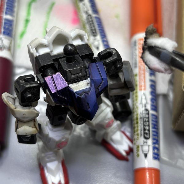 さぁいよいよお楽しみのウェザリングタイム(gundam-kao7)まずは、マーカーウォッシングから✊いつものようにリアルタッチマーカー ブラック1で真っ黒に塗りつぶして、メラミンスポンジで拭き取ります✨モールドにもしっかりインクを入れて、拭き取れば墨入れもできるから一石二鳥(zaku-kao6)２回目にオレンジ1を同様に塗って拭き取ります✨✨中々いい色合いになりましたね👍青い部分はブルー1、黄色い部分はオレンジ1、赤い部分はレッド1と…同系統の色味のペンで作業しました。（5枚目）