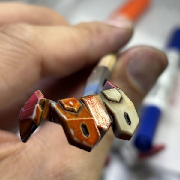 さぁいよいよお楽しみのウェザリングタイム(gundam-kao7)まずは、マーカーウォッシングから✊いつものようにリアルタッチマーカー ブラック1で真っ黒に塗りつぶして、メラミンスポンジで拭き取ります✨モールドにもしっかりインクを入れて、拭き取れば墨入れもできるから一石二鳥(zaku-kao6)２回目にオレンジ1を同様に塗って拭き取ります✨✨中々いい色合いになりましたね👍青い部分はブルー1、黄色い部分はオレンジ1、赤い部分はレッド1と…同系統の色味のペンで作業しました。（4枚目）