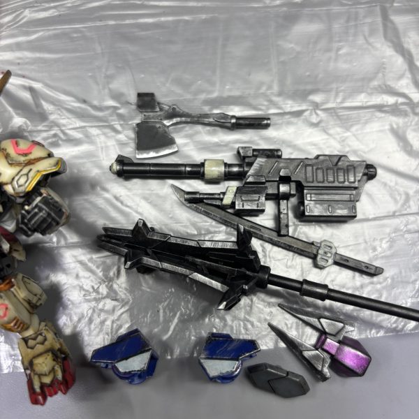 チッピングが終わったので、お次は僕が一番大好きな作業のドライブラシです(gundam-kao3)いつもやり過ぎちゃうんですけど、今回はガッツリ汚すんでヨロシク‼️👊タミヤのエナメル塗料のクロームシルバーを筆に取り、ペーパーに擦り付けます。インクがほぼ見えない状態にしてから、エッジにチョンチョン擦り付けます✨あー楽しいぃぃ😆✨どんどん金属っぽくなっていくので、脳汁ドバドバです🤪各種武装にもドライブラシかけていきました👍斧の表現が一番いいかもしんない(zaku-kao2)この後は一度トップコートします。（6枚目）