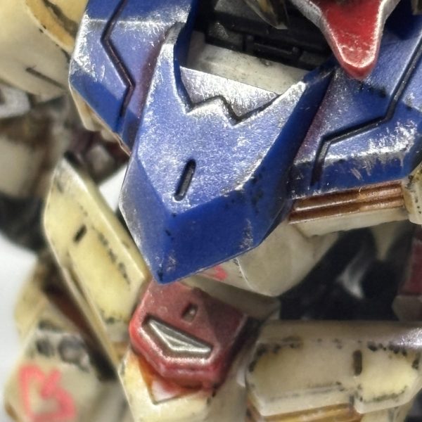 チッピングが終わったので、お次は僕が一番大好きな作業のドライブラシです(gundam-kao3)いつもやり過ぎちゃうんですけど、今回はガッツリ汚すんでヨロシク‼️👊タミヤのエナメル塗料のクロームシルバーを筆に取り、ペーパーに擦り付けます。インクがほぼ見えない状態にしてから、エッジにチョンチョン擦り付けます✨あー楽しいぃぃ😆✨どんどん金属っぽくなっていくので、脳汁ドバドバです🤪各種武装にもドライブラシかけていきました👍斧の表現が一番いいかもしんない(zaku-kao2)この後は一度トップコートします。（2枚目）