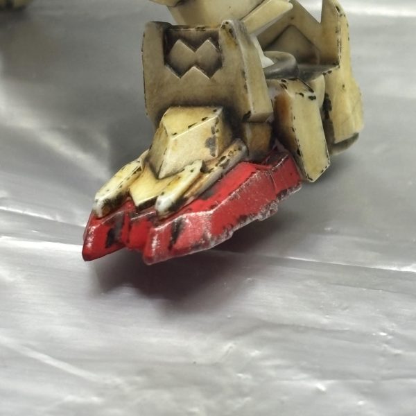 チッピングが終わったので、お次は僕が一番大好きな作業のドライブラシです(gundam-kao3)いつもやり過ぎちゃうんですけど、今回はガッツリ汚すんでヨロシク‼️👊タミヤのエナメル塗料のクロームシルバーを筆に取り、ペーパーに擦り付けます。インクがほぼ見えない状態にしてから、エッジにチョンチョン擦り付けます✨あー楽しいぃぃ😆✨どんどん金属っぽくなっていくので、脳汁ドバドバです🤪各種武装にもドライブラシかけていきました👍斧の表現が一番いいかもしんない(zaku-kao2)この後は一度トップコートします。（5枚目）