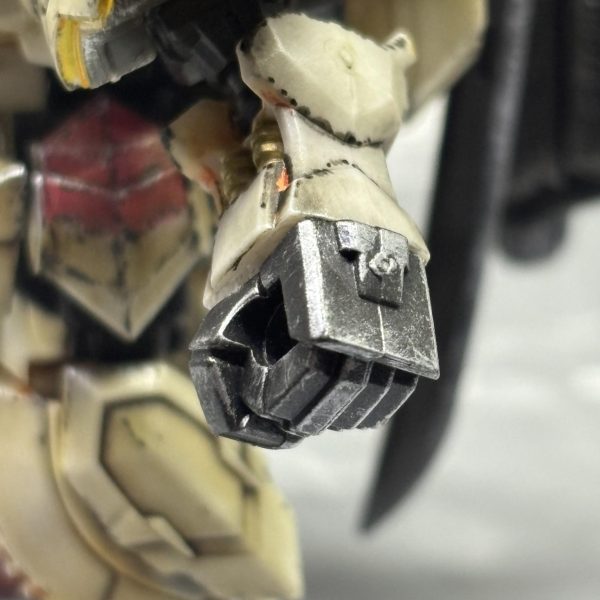 チッピングが終わったので、お次は僕が一番大好きな作業のドライブラシです(gundam-kao3)いつもやり過ぎちゃうんですけど、今回はガッツリ汚すんでヨロシク‼️👊タミヤのエナメル塗料のクロームシルバーを筆に取り、ペーパーに擦り付けます。インクがほぼ見えない状態にしてから、エッジにチョンチョン擦り付けます✨あー楽しいぃぃ😆✨どんどん金属っぽくなっていくので、脳汁ドバドバです🤪各種武装にもドライブラシかけていきました👍斧の表現が一番いいかもしんない(zaku-kao2)この後は一度トップコートします。（4枚目）