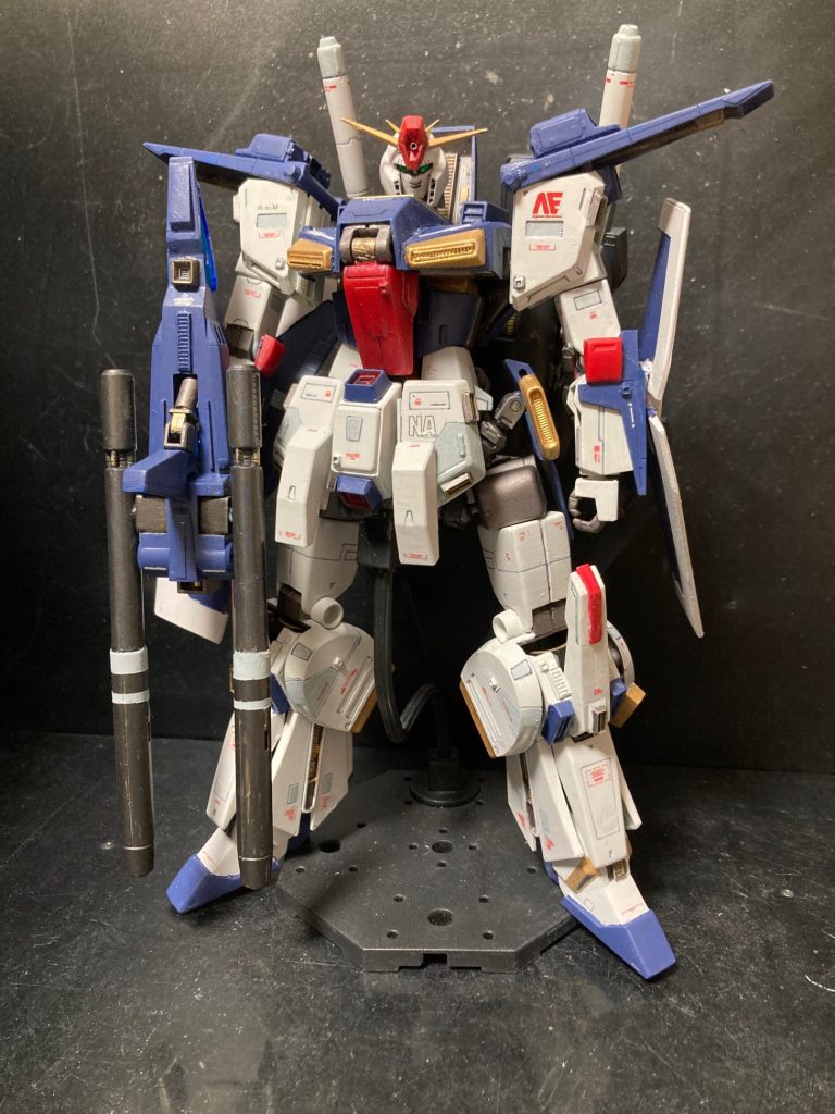旧キット1/100ZZガンダム&nbsp;正面です。アニメ、機動戦士ZZガンダム&nbsp;放映時のキットで、かなり古いキットでありながら、各可変バリエーションを再現しており、MGの走りとも言えるキットだったのでは、と思います。今回はそのキットを思うがままアレンジしてみました。